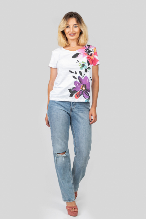Tricou alb cu imprimeuri florale si decolteu in V [4]