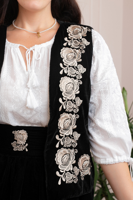 Vesta din catifea neagra cu motiv floral auriu Catinca [2]
