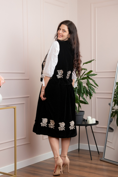 Vesta din catifea neagra cu motiv floral auriu Catinca [3]