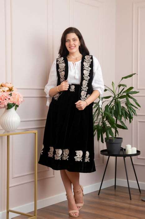 Vesta din catifea neagra cu motiv floral auriu Catinca [4]