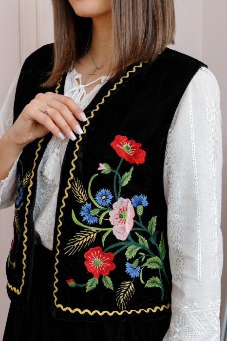 Vesta din catifea neagra cu motiv floral multicolor Loredana [2]