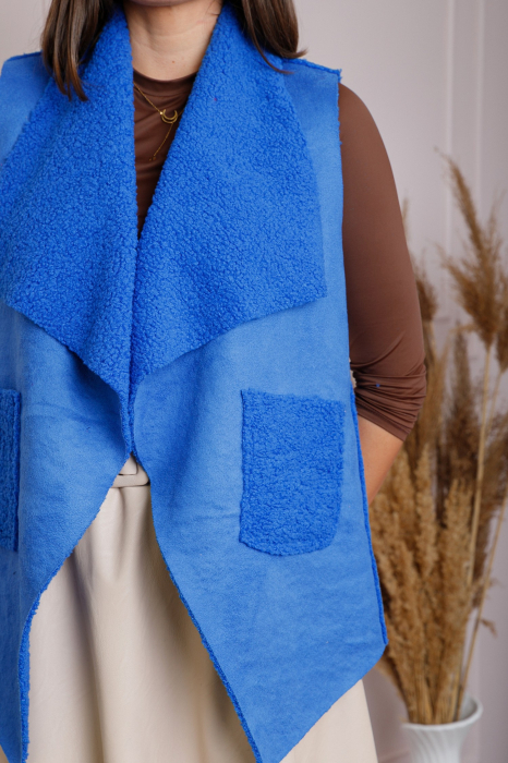 Vesta tip cojoc albastra cu buzunare aplicate si baza in colturi [2]