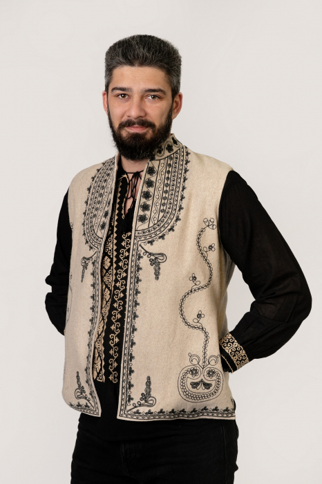 Vesta traditionala crem cu broderie florala neagra Catalin 01 [3]