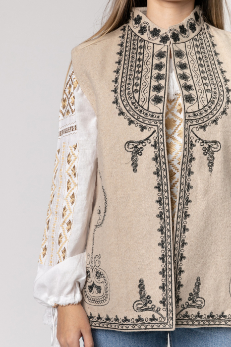 Vesta traditionala crem cu broderie florala neagra Catalina 01 [2]