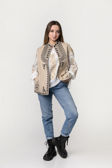 Vesta traditionala crem cu broderie florala neagra Catalina 01 [5]