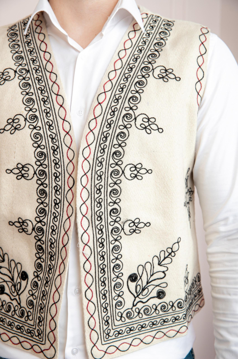 Vesta traditionala crem cu broderie florala neagra David [2]
