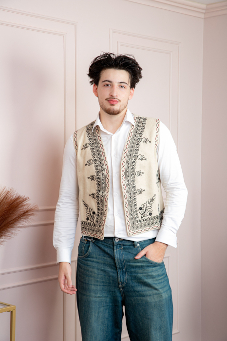 Vesta traditionala crem cu broderie florala neagra David [4]