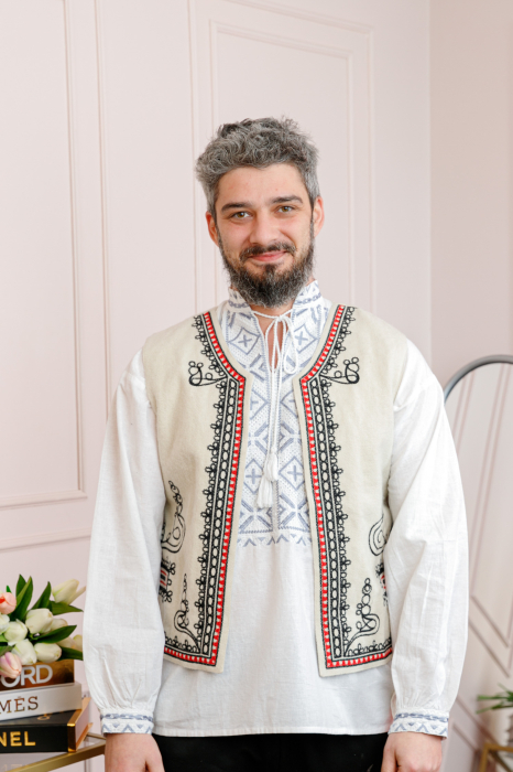 Vesta traditionala crem cu broderie florala neagra Nicolae [3]
