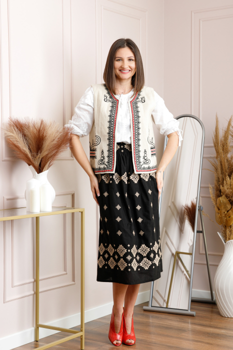 Vesta traditionala crem cu broderie florala neagra Nicoleta [4]
