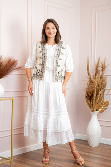 Vesta traditionala crem cu broderie florala neagra Sara [4]