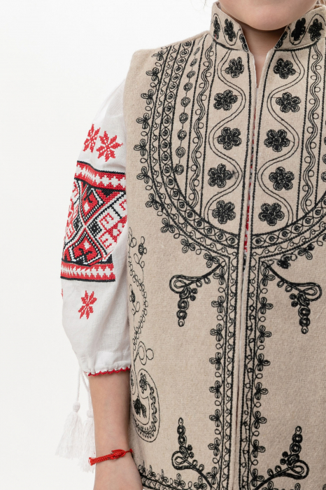 Vesta traditionala crem pentru fetite cu broderie florala neagra Catalina 01 [2]