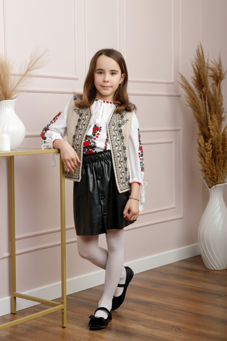 Vesta traditionala crem pentru fetite cu broderie florala neagra Emilia 02 [4]