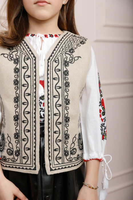 Vesta traditionala crem pentru fetite cu broderie florala neagra Emilia 02 [2]