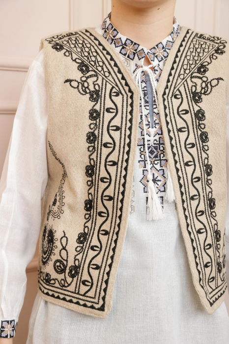 Vesta traditionala de baieti crem cu broderie florala neagra Emil 02 [2]