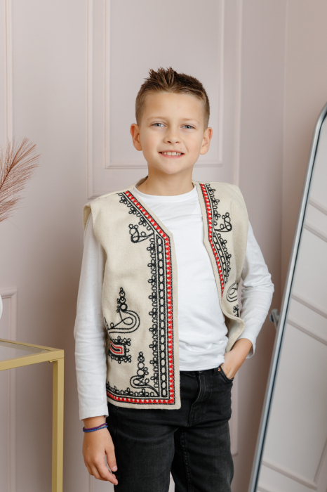 Vesta traditionala de baieti crem cu broderie florala neagra Victor [3]