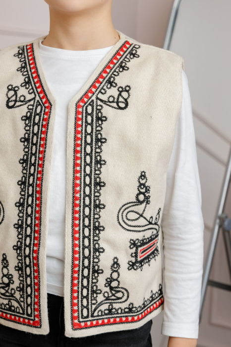 Vesta traditionala de baieti crem cu broderie florala neagra Victor [2]