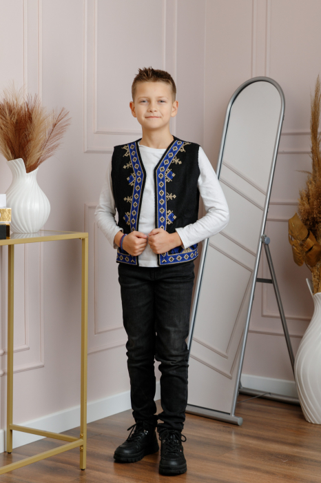 Vesta traditionala de baieti neagra cu broderie florala albastra Cezar [4]