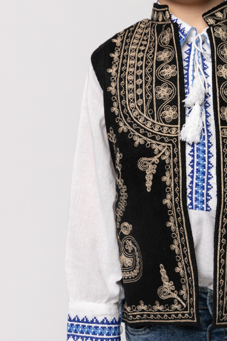 Vesta traditionala de baieti neagra cu broderie florala crem Daniel [2]
