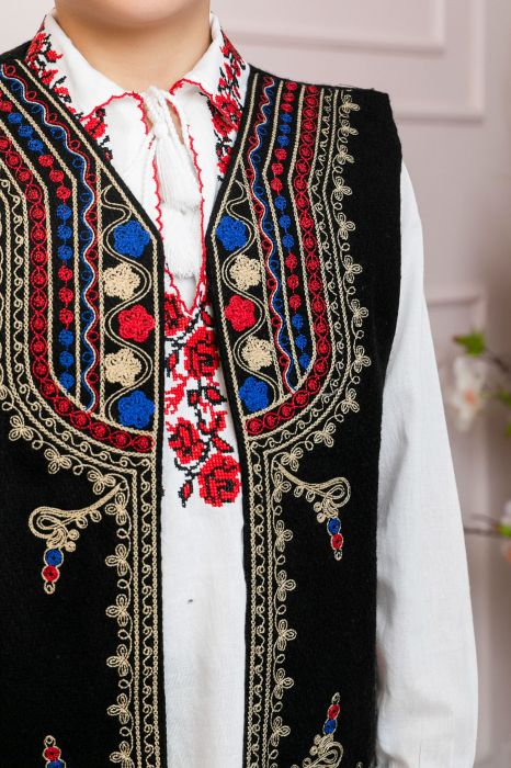 Vesta traditionala de baieti neagra cu broderie florala multicolora Catalin 02 [2]