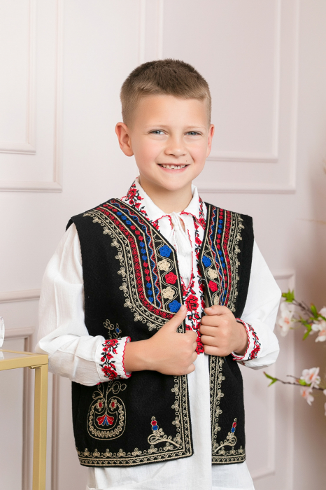 Vesta traditionala de baieti neagra cu broderie florala multicolora Catalin 02