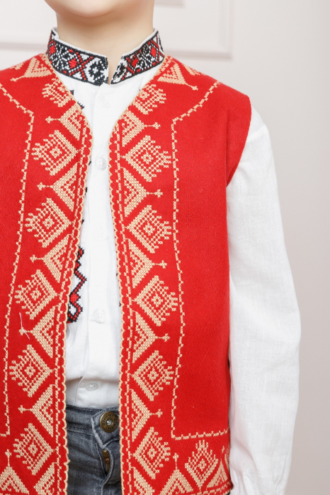 Vesta traditionala de baieti rosie cu broderie geometrica crem Flavius [2]