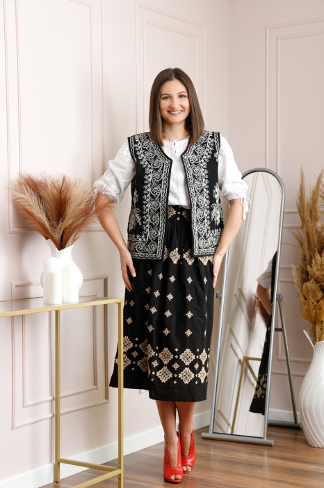 Vesta traditionala neagra cu broderie florala alba Claudia [4]