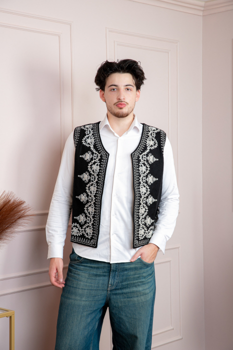 Vesta traditionala neagra cu broderie florala alba Tudor [4]