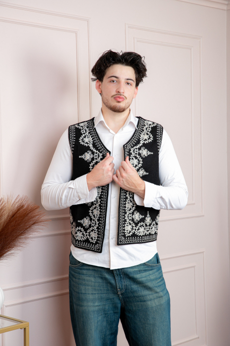 Vesta traditionala neagra cu broderie florala alba Tudor [3]