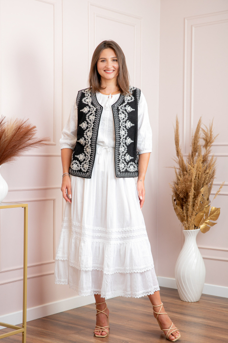 Vesta traditionala neagra cu broderie florala alba Tudora [4]