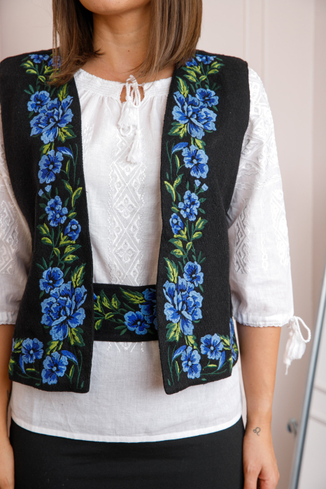 Vesta traditionala neagra cu broderie florala albastra Ilona 02 [2]
