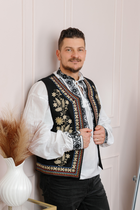 Vesta traditionala neagra cu broderie florala aurie Florian [5]