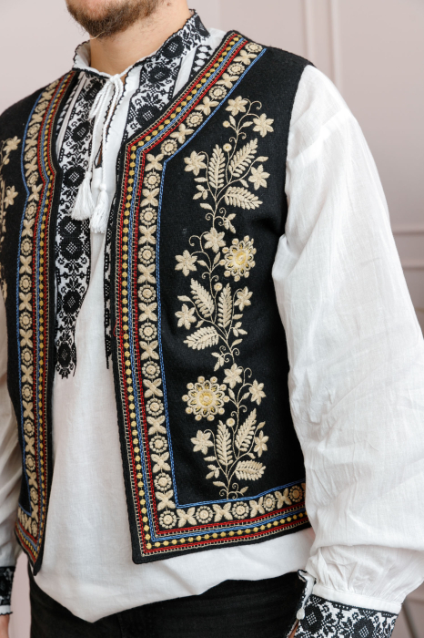 Vesta traditionala neagra cu broderie florala aurie Florian [2]