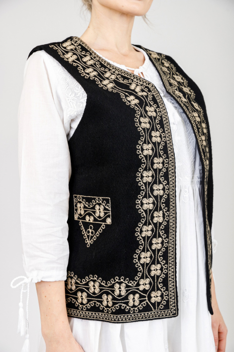 Vesta traditionala neagra cu broderie florala aurie Greta [2]