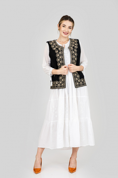 Vesta traditionala neagra cu broderie florala aurie Greta [4]