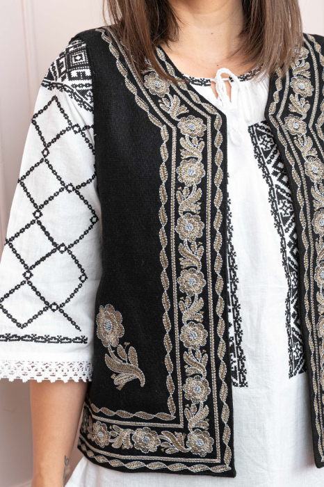 Vesta traditionala neagra cu broderie florala aurie Mihaela [2]