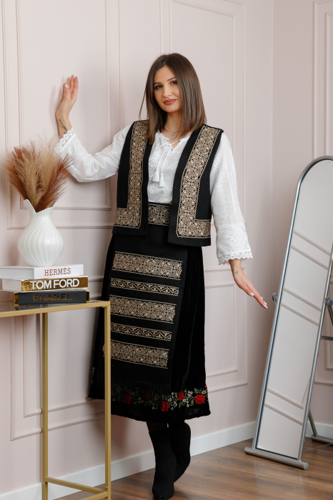 Vesta traditionala neagra cu broderie florala aurie Ruxandra [4]
