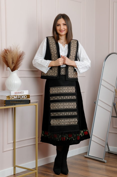 Vesta traditionala neagra cu broderie florala aurie Ruxandra [3]