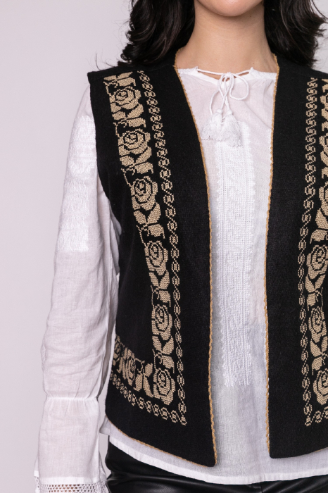 Vesta traditionala neagra cu broderie florala crem Aniela [2]