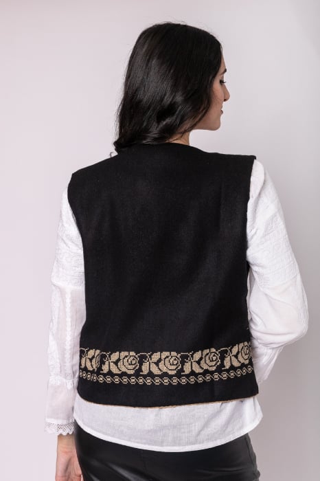 Vesta traditionala neagra cu broderie florala crem Aniela [4]