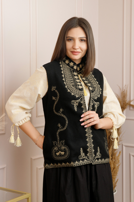 Vesta traditionala neagra cu broderie florala crem Catalina 02 [3]