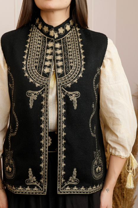 Vesta traditionala neagra cu broderie florala crem Catalina 02 [2]