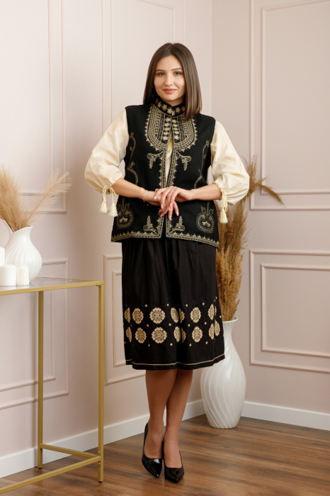 Vesta traditionala neagra cu broderie florala crem Catalina 02 [4]