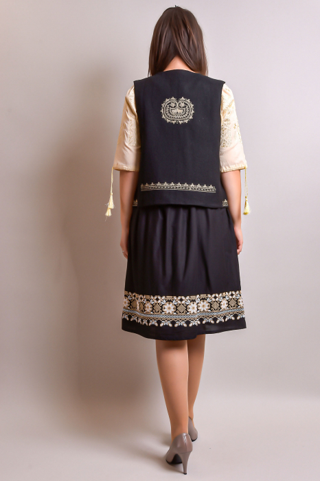 Vesta traditionala neagra cu broderie florala crem Emilia [5]