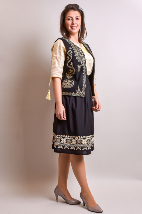 Vesta traditionala neagra cu broderie florala crem Emilia [4]