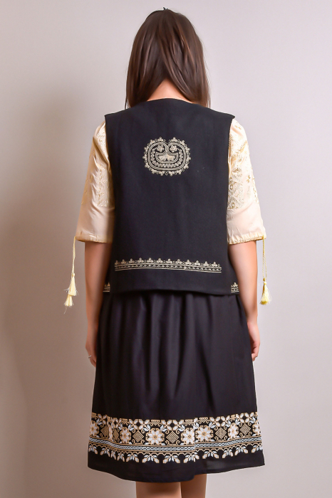 Vesta traditionala neagra cu broderie florala crem Emilia [6]
