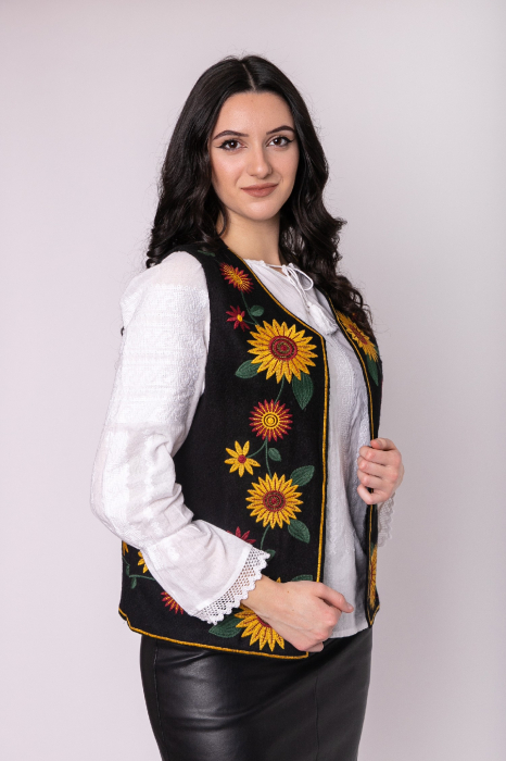 Vesta traditionala neagra cu broderie florala galbena Sorana [3]