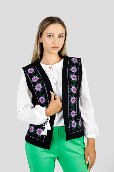 Vesta traditionala neagra cu broderie florala mov Brandusa [4]