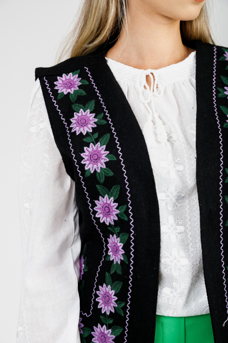 Vesta traditionala neagra cu broderie florala mov Brandusa [2]