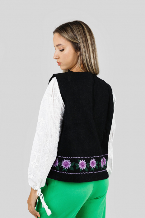 Vesta traditionala neagra cu broderie florala mov Brandusa [3]