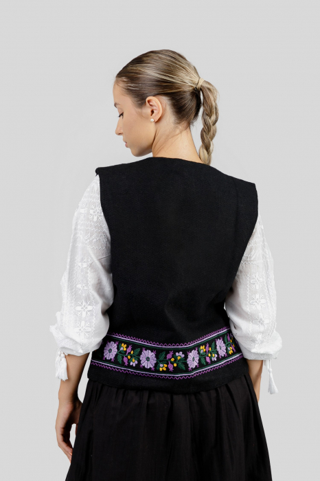 Vesta traditionala neagra cu broderie florala mov Maria 02 [3]